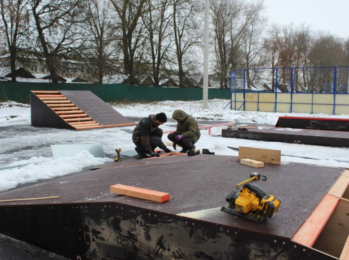 В парке поселка Комаричи Брянской области продолжается обустройство скейтплощадки