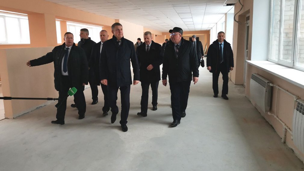 Александр Богомаз проверил ход капремонта в Дубровской школе №2