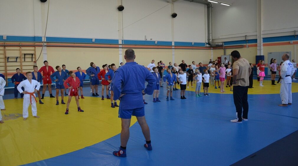В Брянске юные спортсмены смогли поучиться у опытных наставников