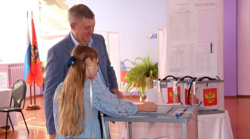 Губернатор Александр Богомаз вместе с внучкой проголосовал  на избирательном участке