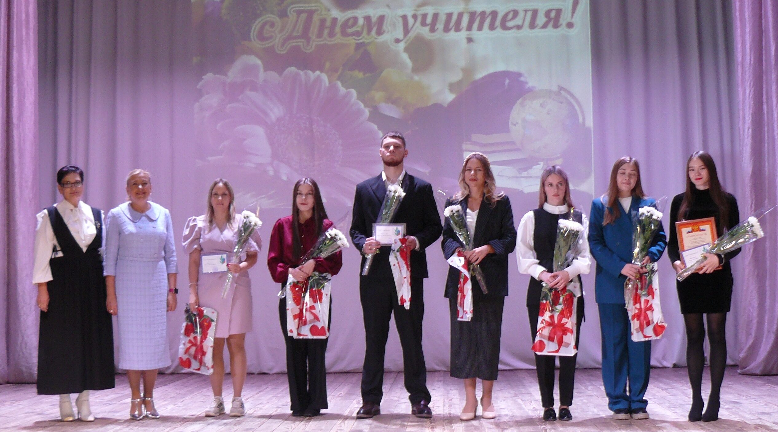 В Дятьковском МКДЦ прошло торжественное мероприятие в честь Дня учителя
