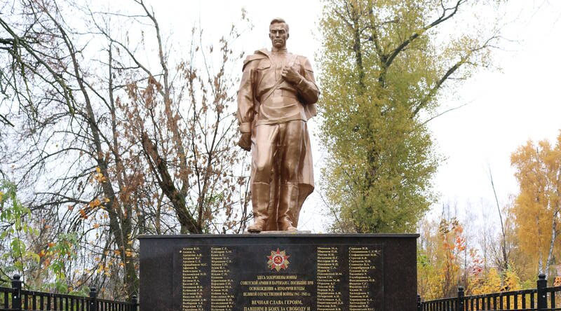 В Комаричском районе благоустраивают памятник