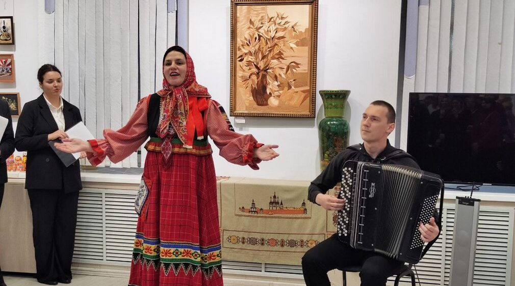 В Брянске работает выставка «Наследники традиций»