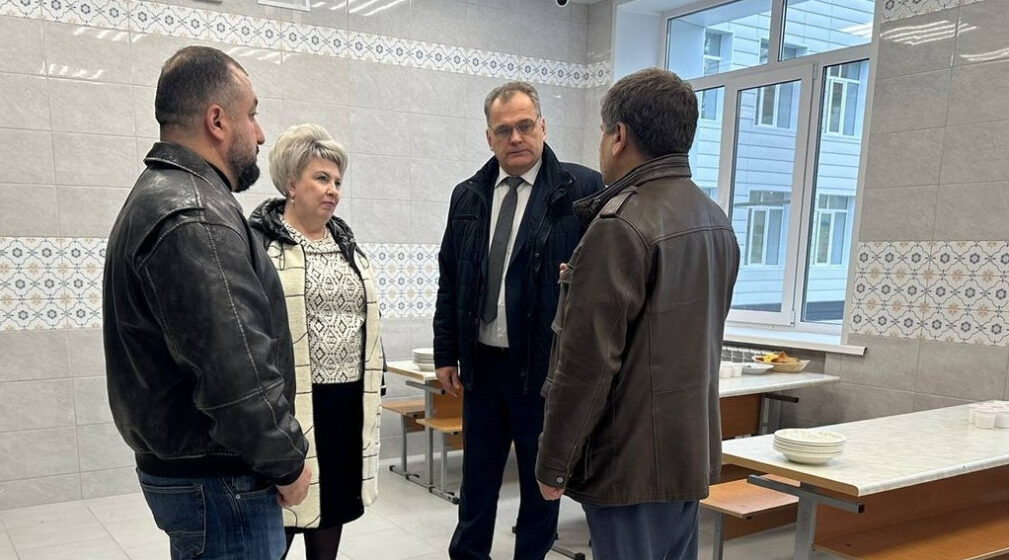 В Брянске с выездом на место рассмотрели вопрос о капремонте двух школ