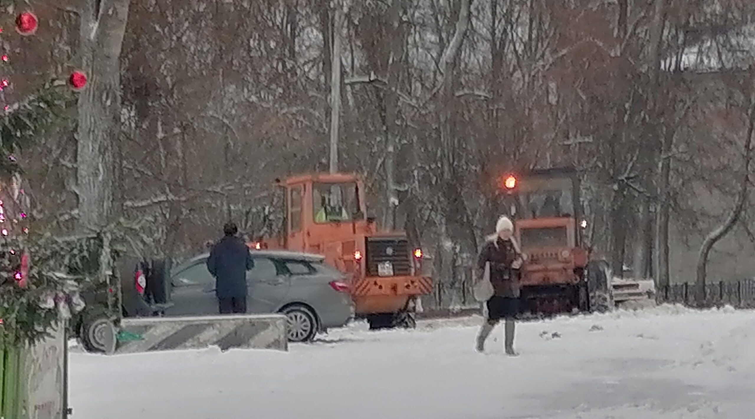 Дятьковские дорожные и коммунальные службы приступили к уборке снега