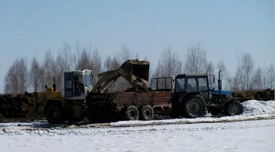 План по вывозке органики на поля перевыполнен в Комаричах