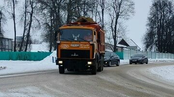 На Брянщине ведется активная работа по расчистке дорог от снега и обработке от гололедицы