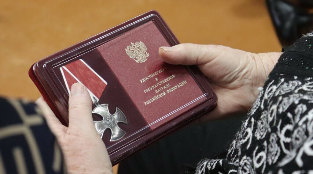 Семьям погибших героев вручены награды