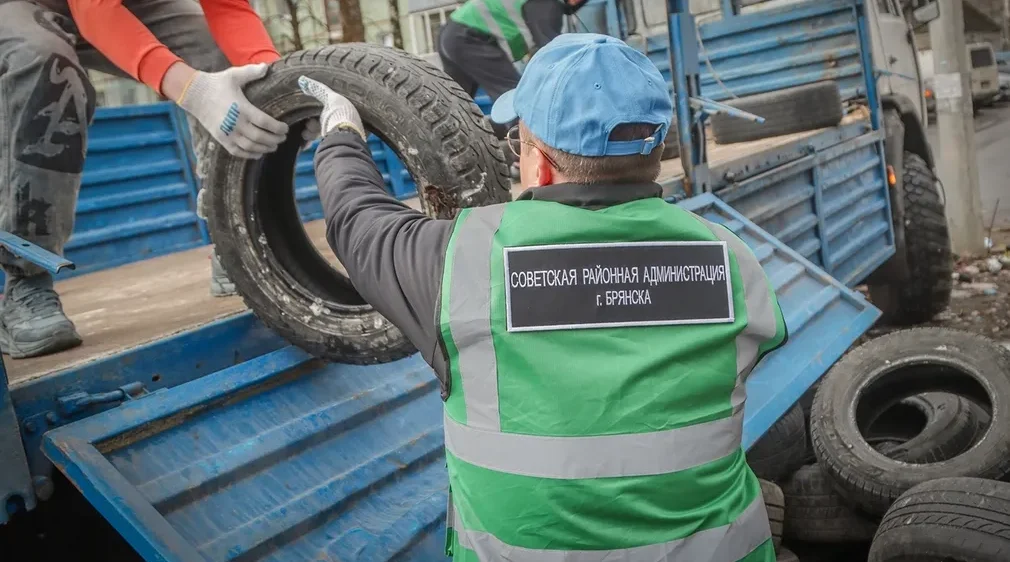 Глава Советского района  загрузил «Урал» старыми покрышками