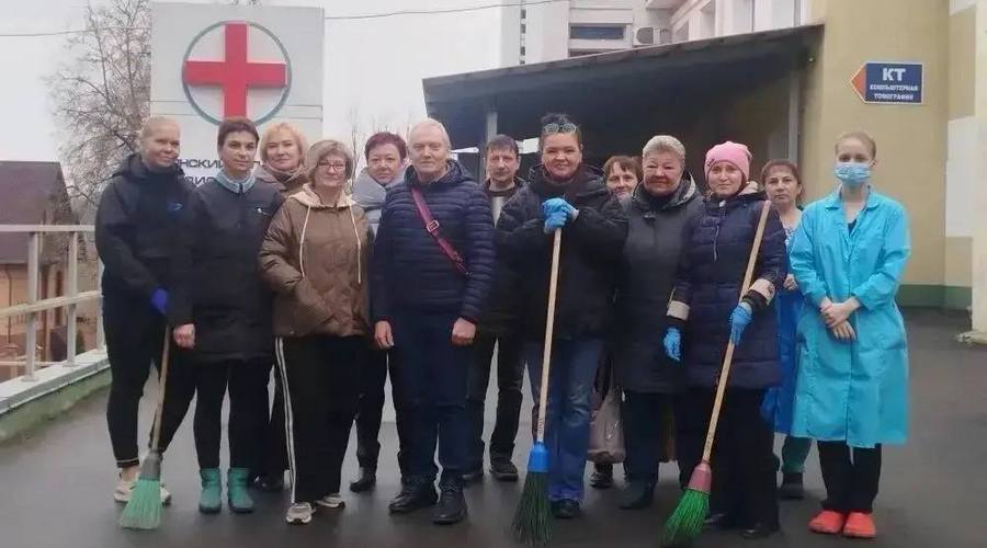 Жители Брянска вышли на общегородской субботник