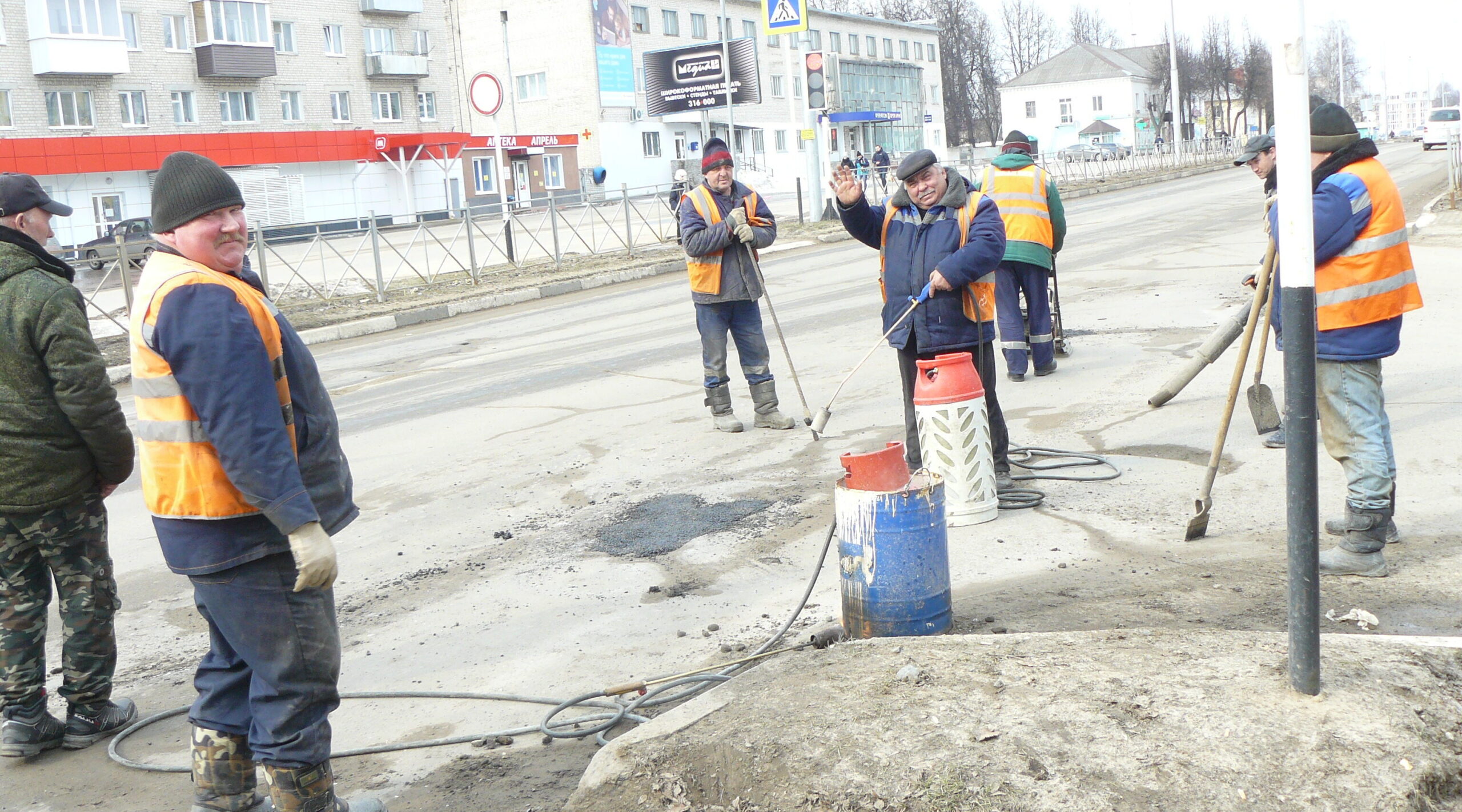В Дятькове приступили к ямочному ремонту дорог холодным асфальтом
