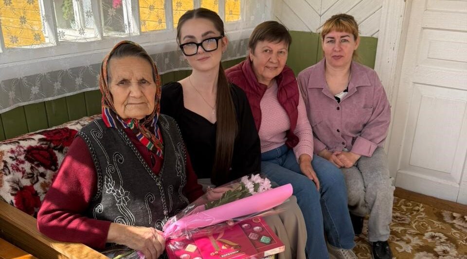 Дятьковцы вручили поздравление Президента ветерану Великой Отечественной войны