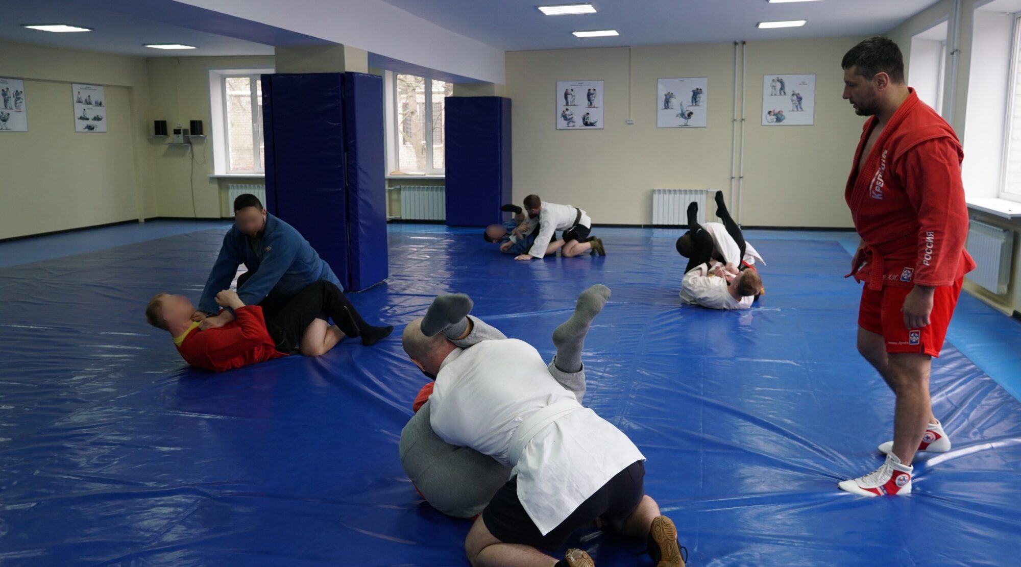 Чемпион мира по самбо Артем Осипенко провёл мастер-класс для росгвардейцев в Брянске