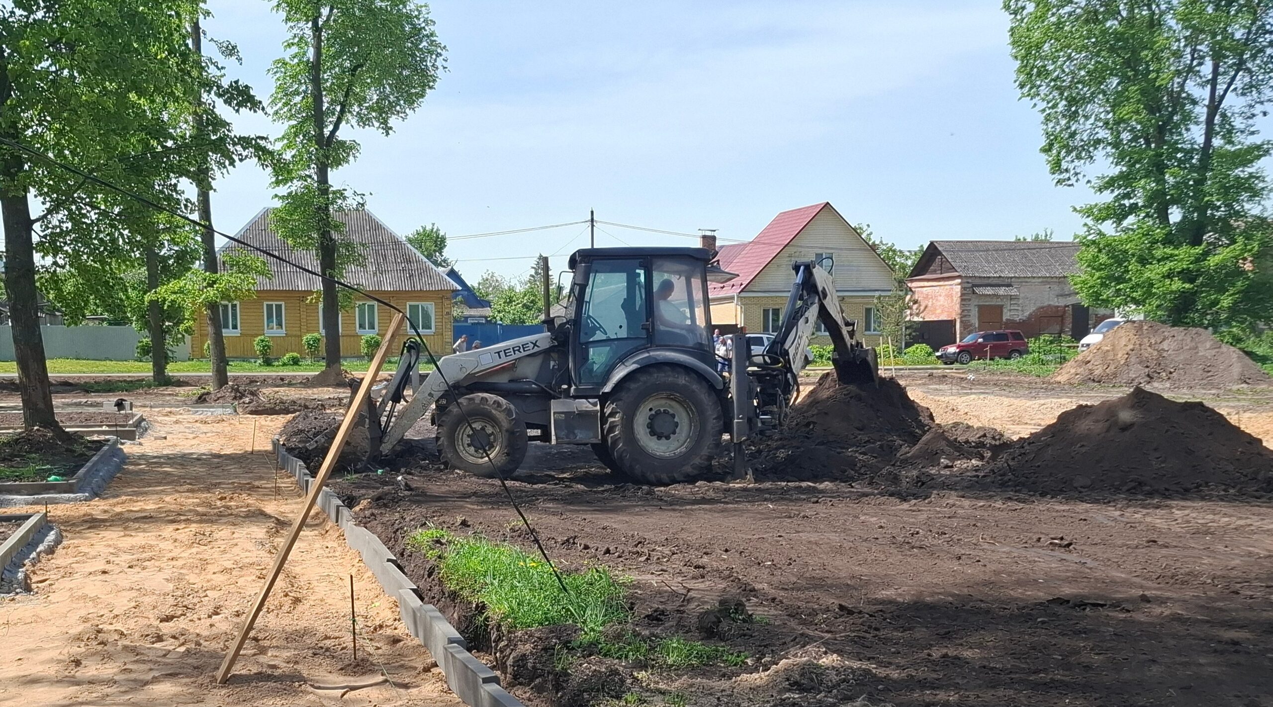 Продолжается преображение старинного уголка в Трубчевске