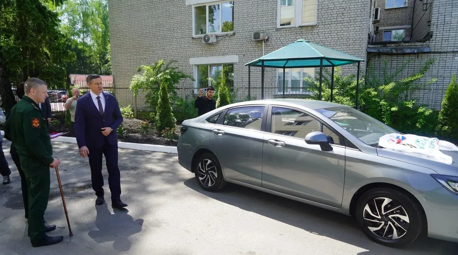 В Брянске ветерану СВО вручили специальную машину