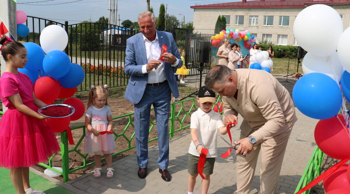 На Брянщине открыли новую детскую площадку