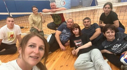 На Брянщине проходят тренировки по волейболу сидя