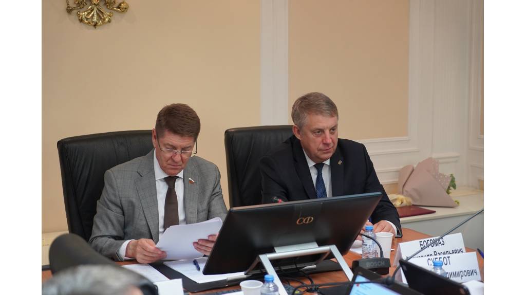 Губернатор Брянской области Александр Богомаз обсудил развитие строительного комплекса и ЖКХ
