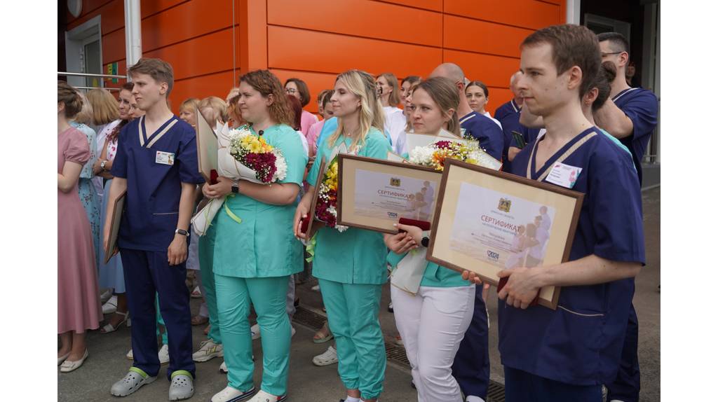 В Брянске молодым врачам детской облбольницы были вручены ключи от новых квартир