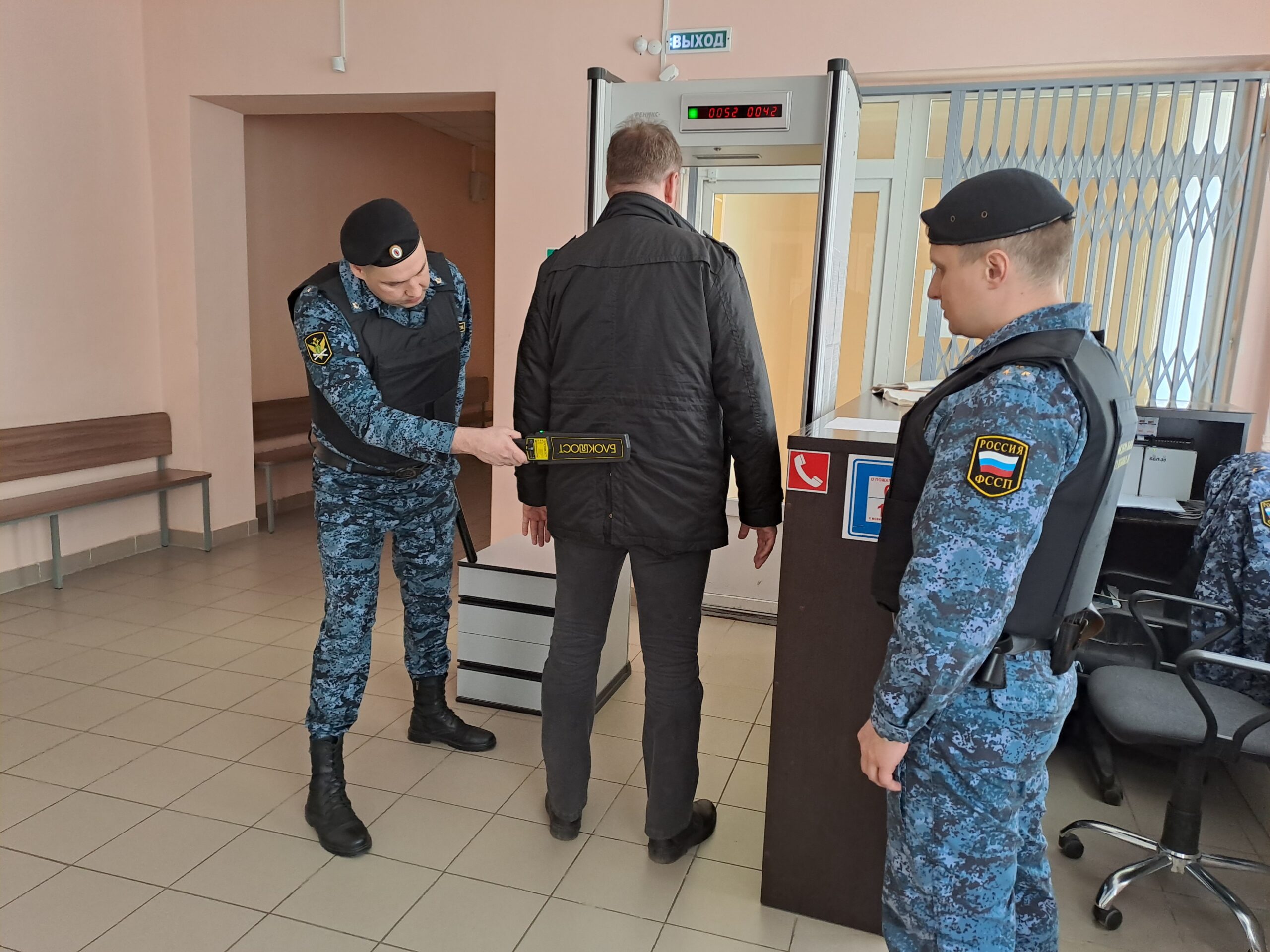 Брянские судебные приставы ежедневно обеспечивают порядок в судах