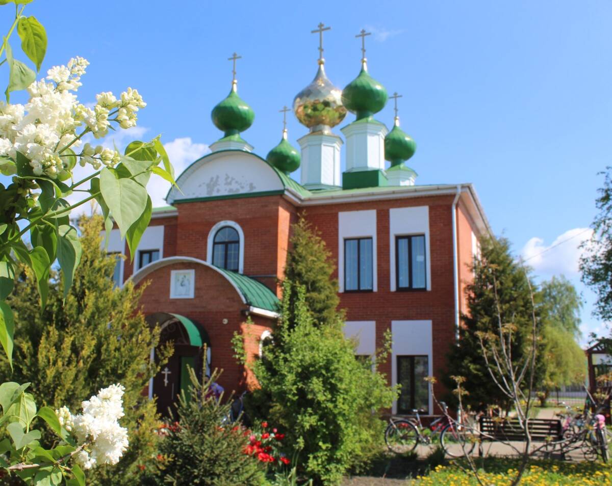В поселке Комаричи в храме Живоначальной Троицы приступили к уникальной росписи стен