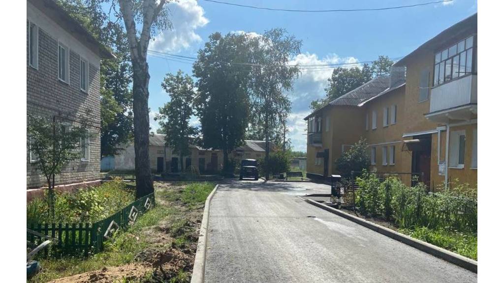 По нацпроекту в Сельцо Брянской области отремонтировали два двора