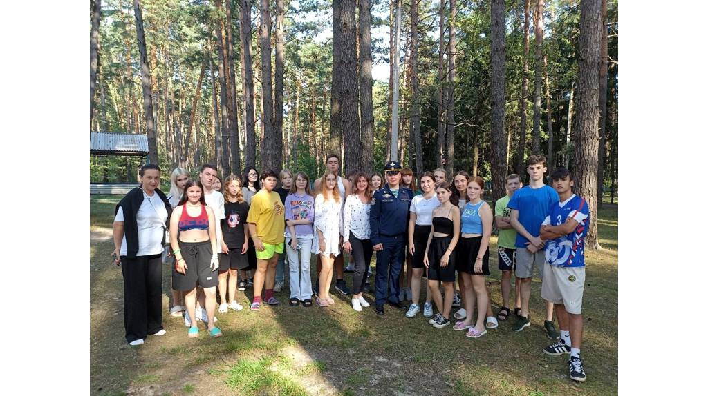 Участник СВО встретился с детьми из брянского центра «Лесной»