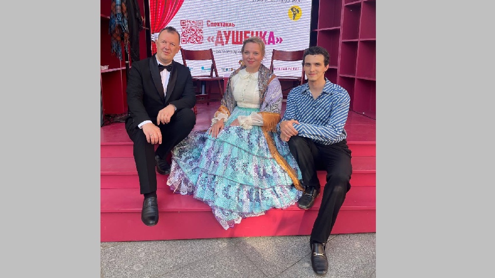 Брянские актеры драмтеатра показали спектакль «Душечка» в Петербурге