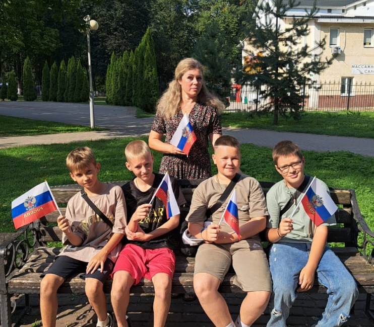 «Великий флаг, Российский флаг»