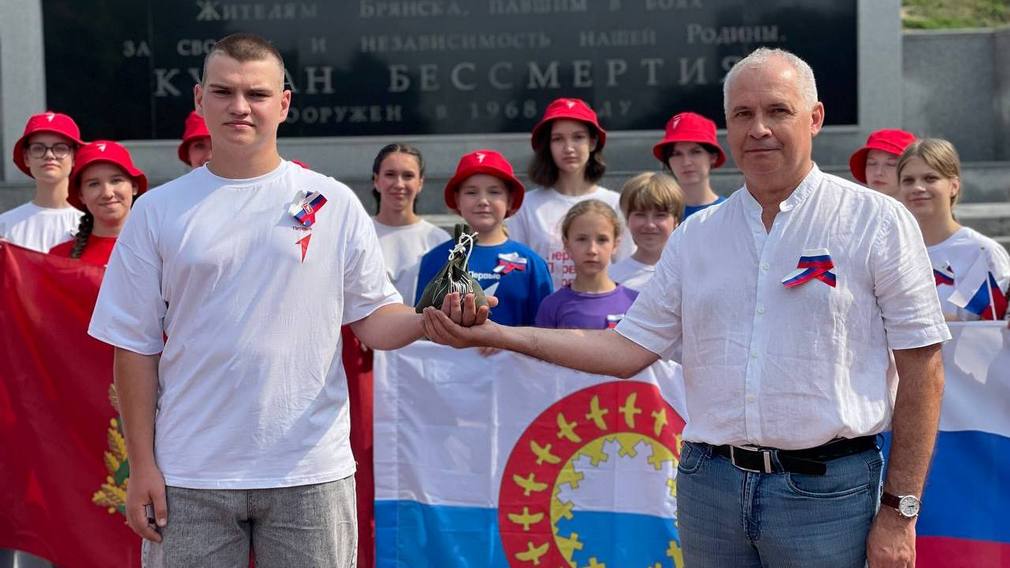 Брянские Первые передали главе Заполярья горсть героической брянской земли