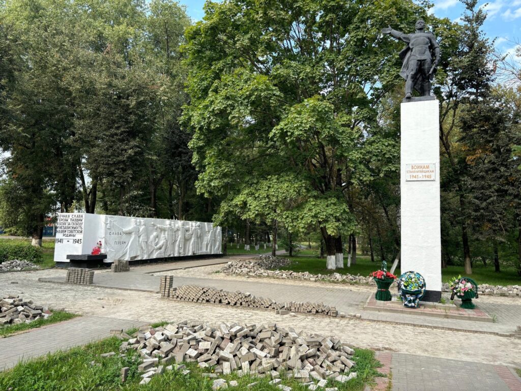 В Бежицком районе Брянска обновляют памятник и сквер воинам-сталелитейщикам