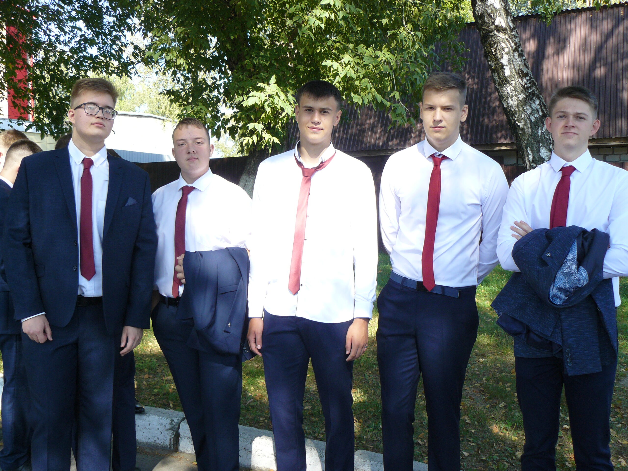 Дятьковские старшеклассники и педагоги помогают наводить лоск в родной гимназии