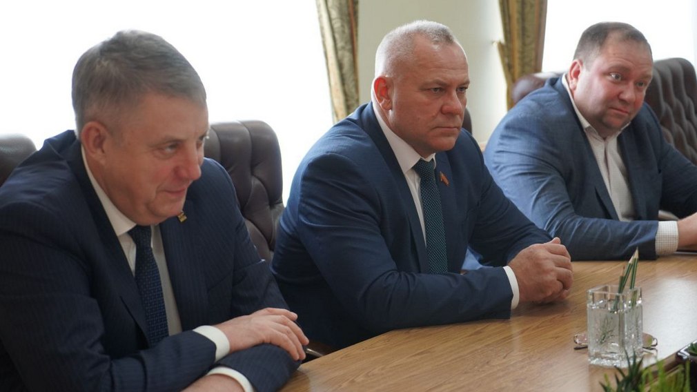 Губернатор Александр Богомаз обсудил перспективы развития НПП «Экокремний» с директором приедприятия «