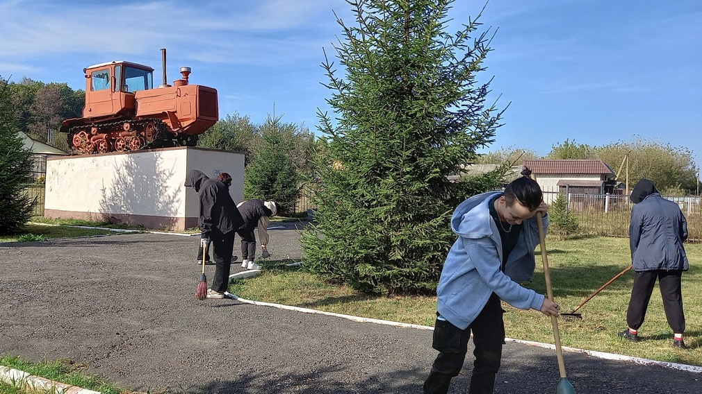 Комаричские студенты провели субботник