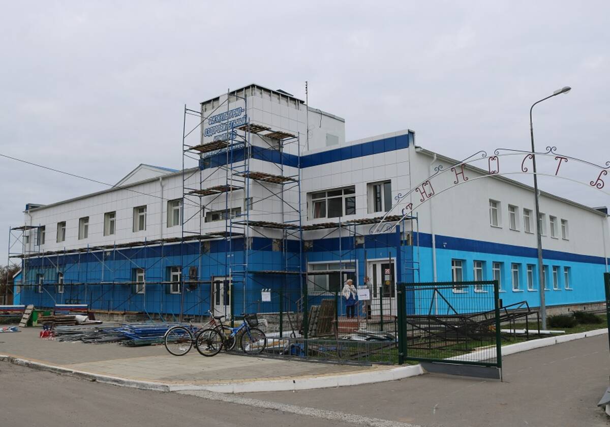В Комаричах обновляют фасад физкультурно-оздоровительного комплекса