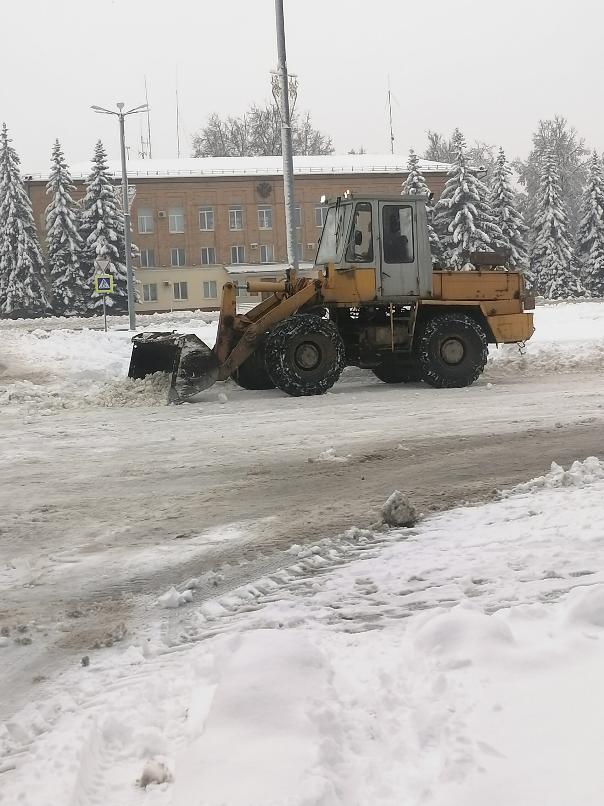 Коммунальщики ведут работу по устранению последствий снегопада в  г.Дятьково