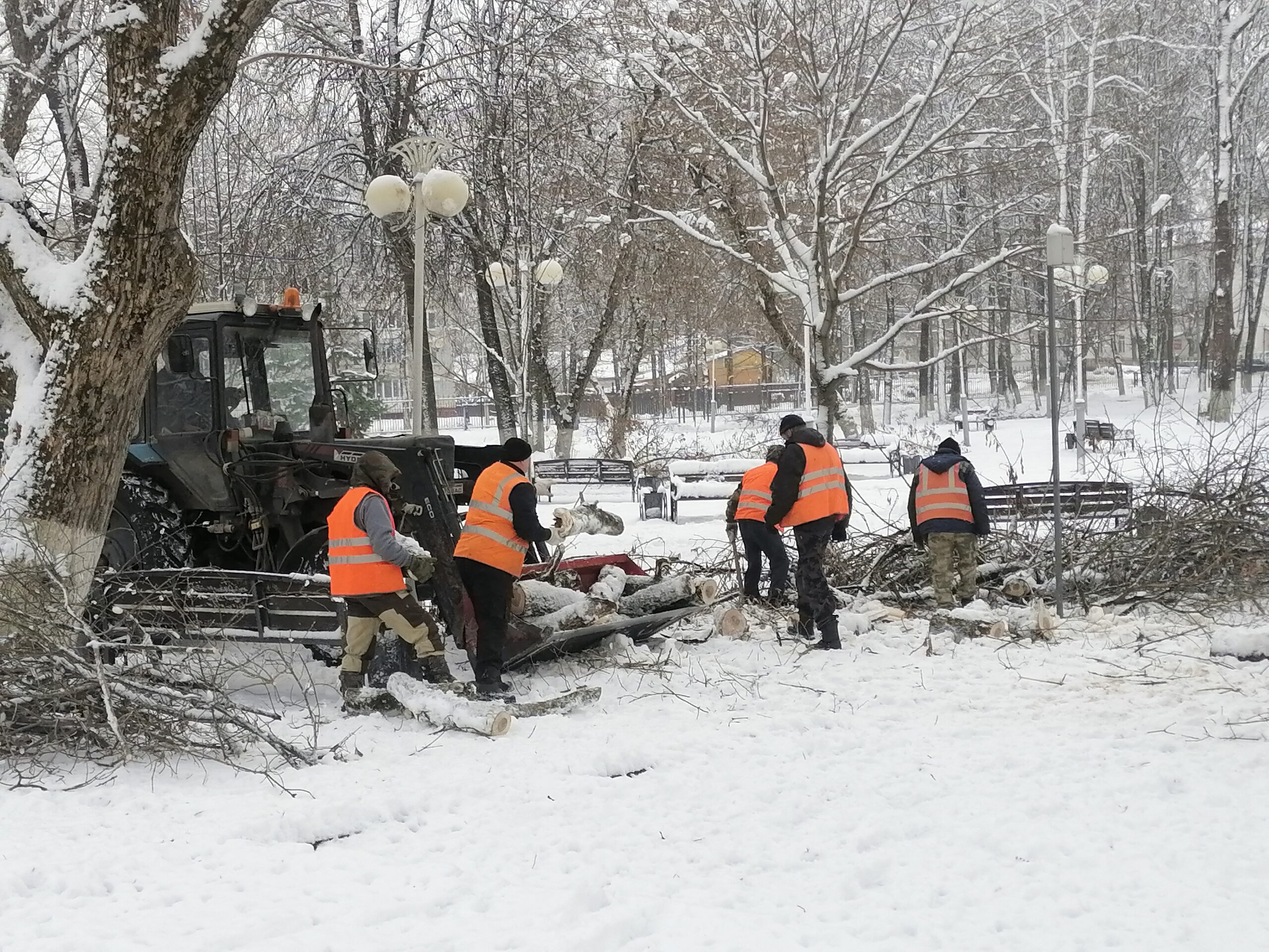 В Дятьковском районе ликвидируют последствия сильного снегопада