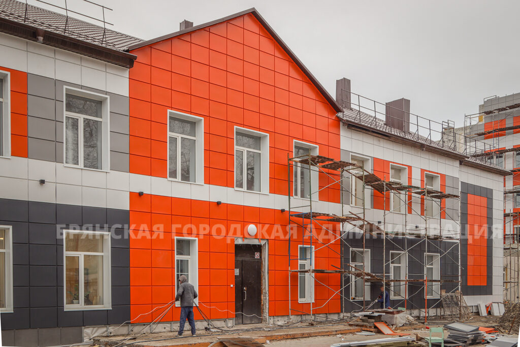 Главное здание 13-й школы в Бежице отремонтировано на 90%