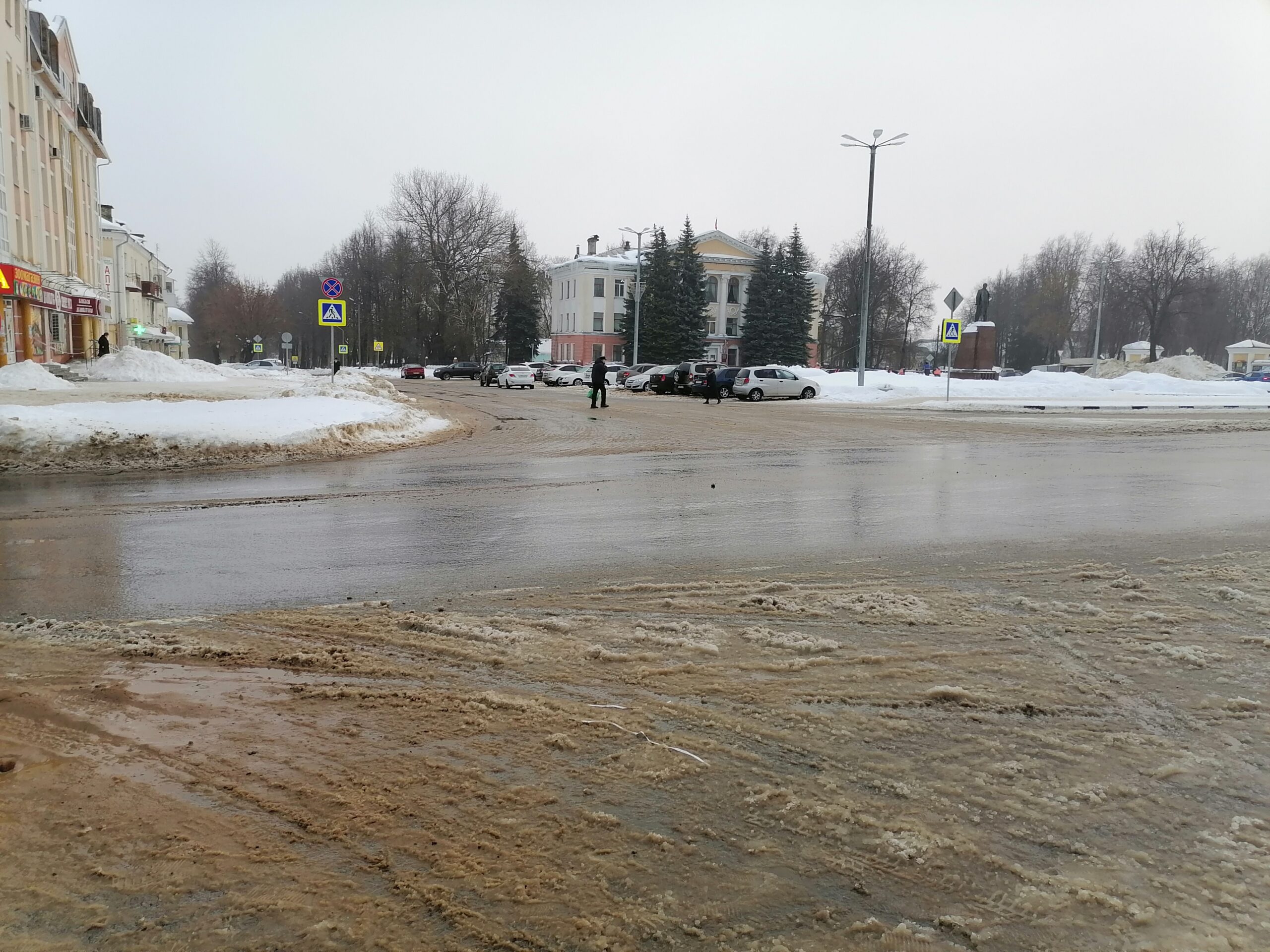 Сегодня в городе Дятьково снег избавил дороги от гололедицы, рабочие КХ расчистили пешеходные дорожки