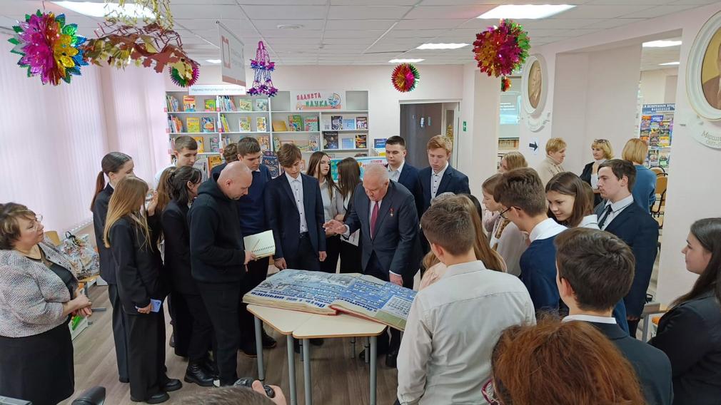 Брянский летчик-космонавт, Герой советского Союза Виктор Афанасьев встретился в библиотеки с юными читателями