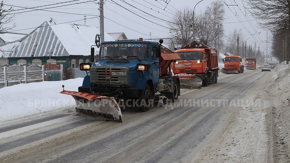 Дороги Брянска очищают от снега и посыпают реагентами более 20 КДМ