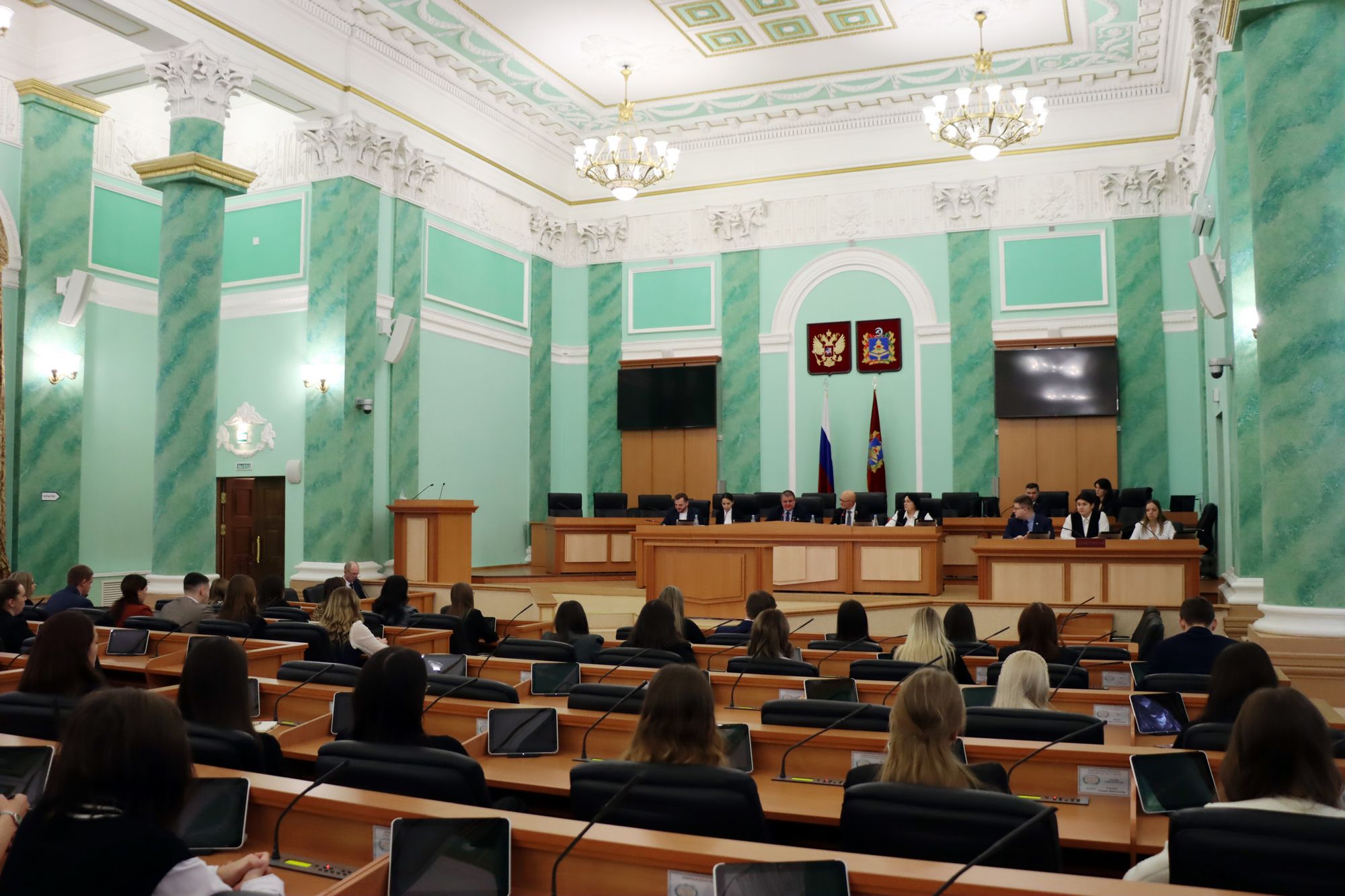 Членам Молодежного парламента Брянской области VIII созыва вручили удостоверения