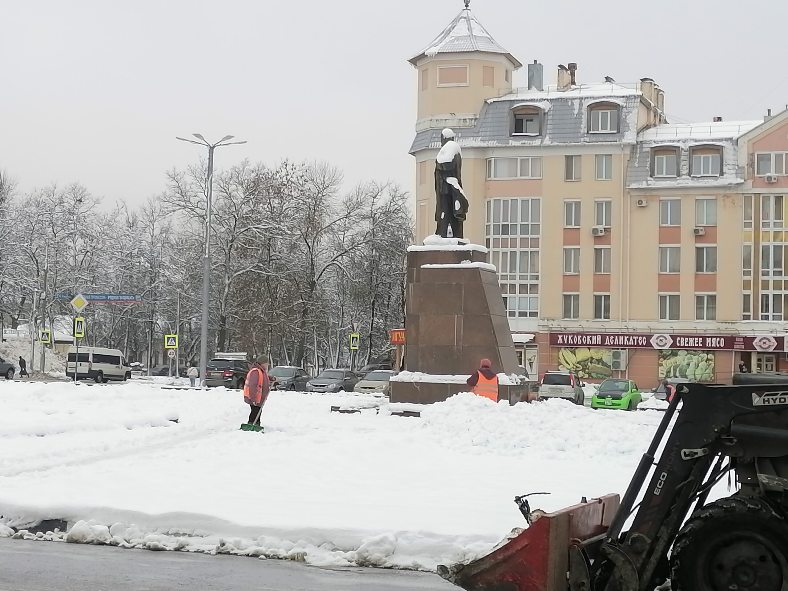 В Дятьковском районе идет уборка снега