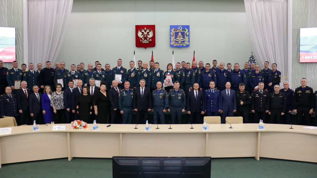 Александр Богомаз поздравил с наступающим профессиональным праздником сотрудников МЧС