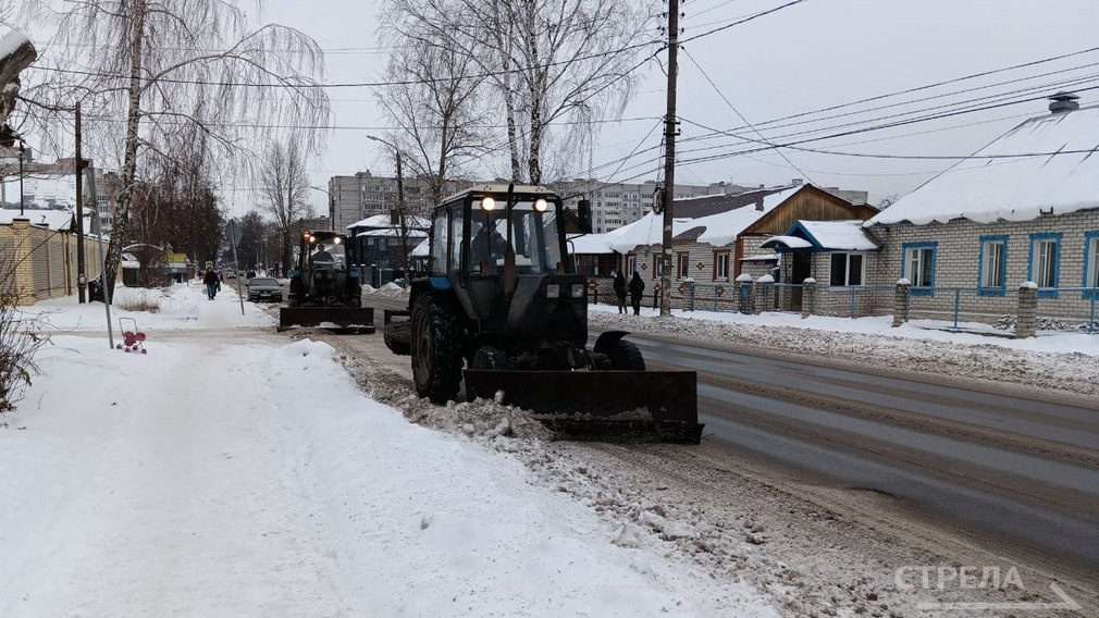 В Брянске продолжается очистка и обработка дорог