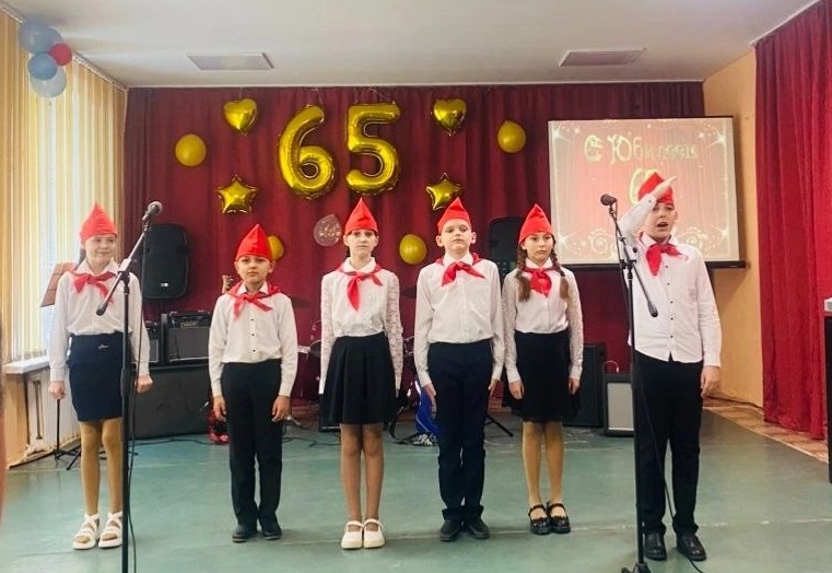 Мальцовский портландцемент поздравил с 65-летием Фокинский центр детского творчества