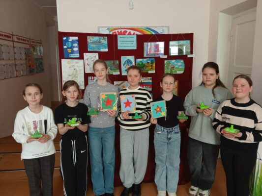 Обучающиеся детских объединений Суражского центра детского творчества сделали подарки для любимых пап