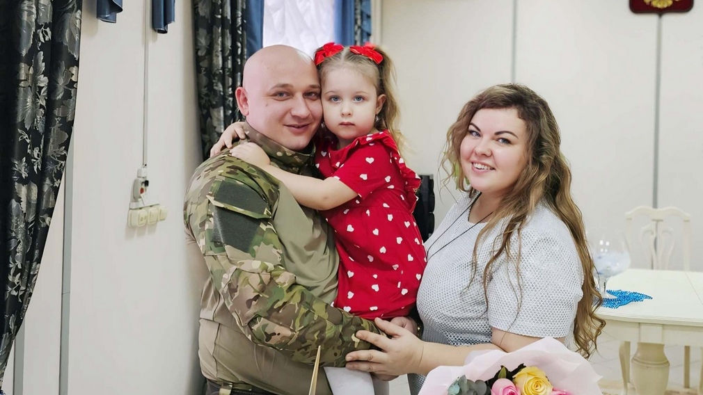 В Брянске – Фокинский район, участник СВО Александр с возлюбленной Юлией зарегистрировали брак