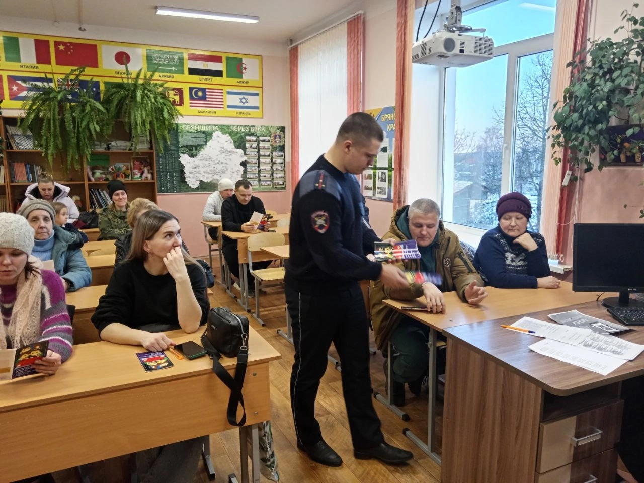 Сотрудники Госавтоинспекции МО МВД «Дятьковский» провели профилактические беседы на родительском собрании
