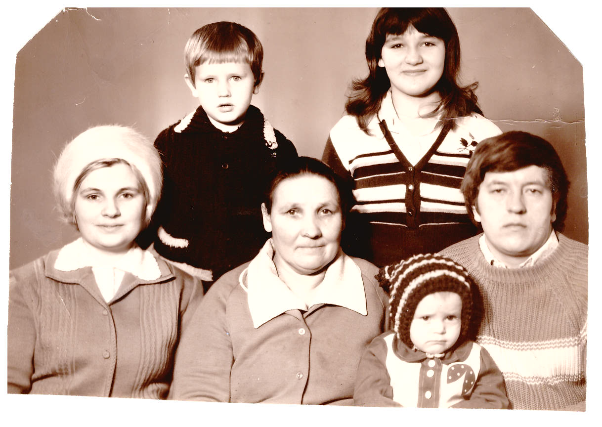 Симутина Екатерина Федоровна воспитала семеро детей, она была награждена медалью «Материнская слава»